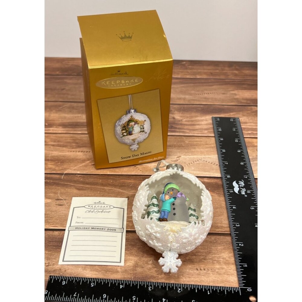 2005 HALLMARK KEEPSAKE ORNAMENT QXC5001 SNOW DAY MAGIC BY TAMMY HADDIX FLAKE MAN